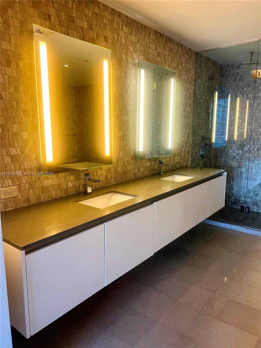 88 SW 7th St #1205, Miami FL 33130