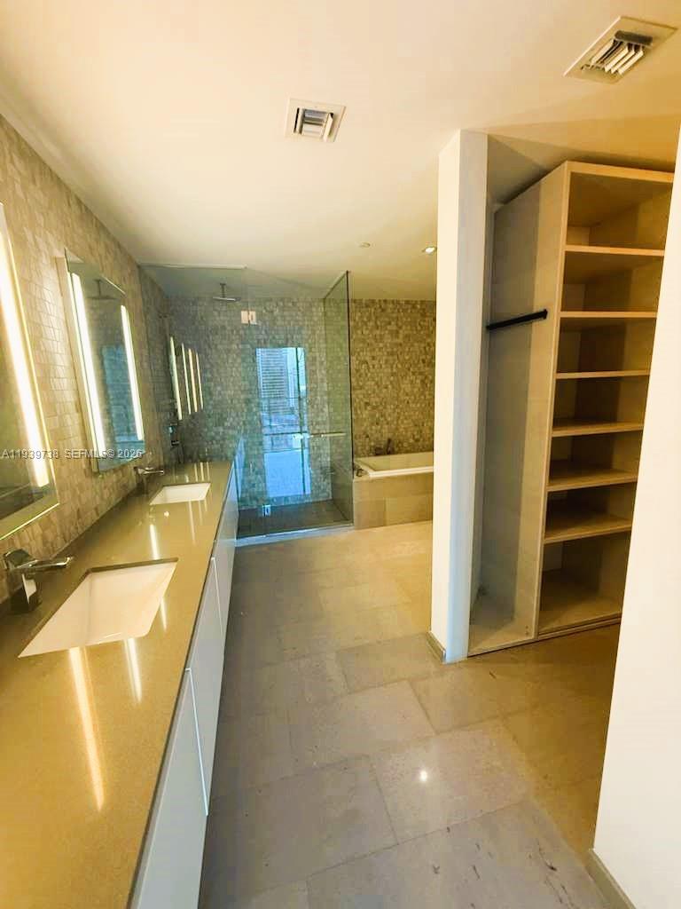 88 SW 7th St #1205, Miami FL 33130