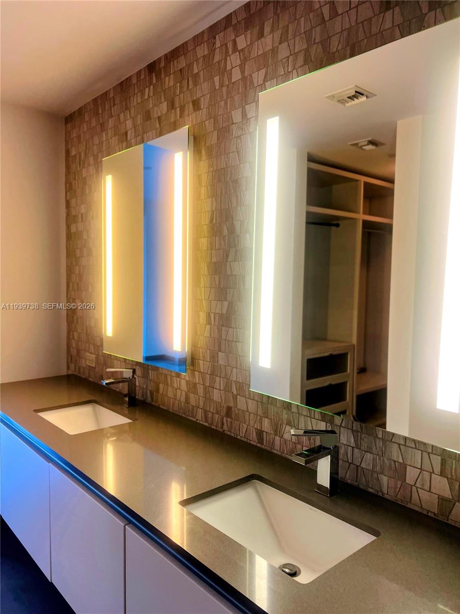 88 SW 7th St #1205, Miami FL 33130