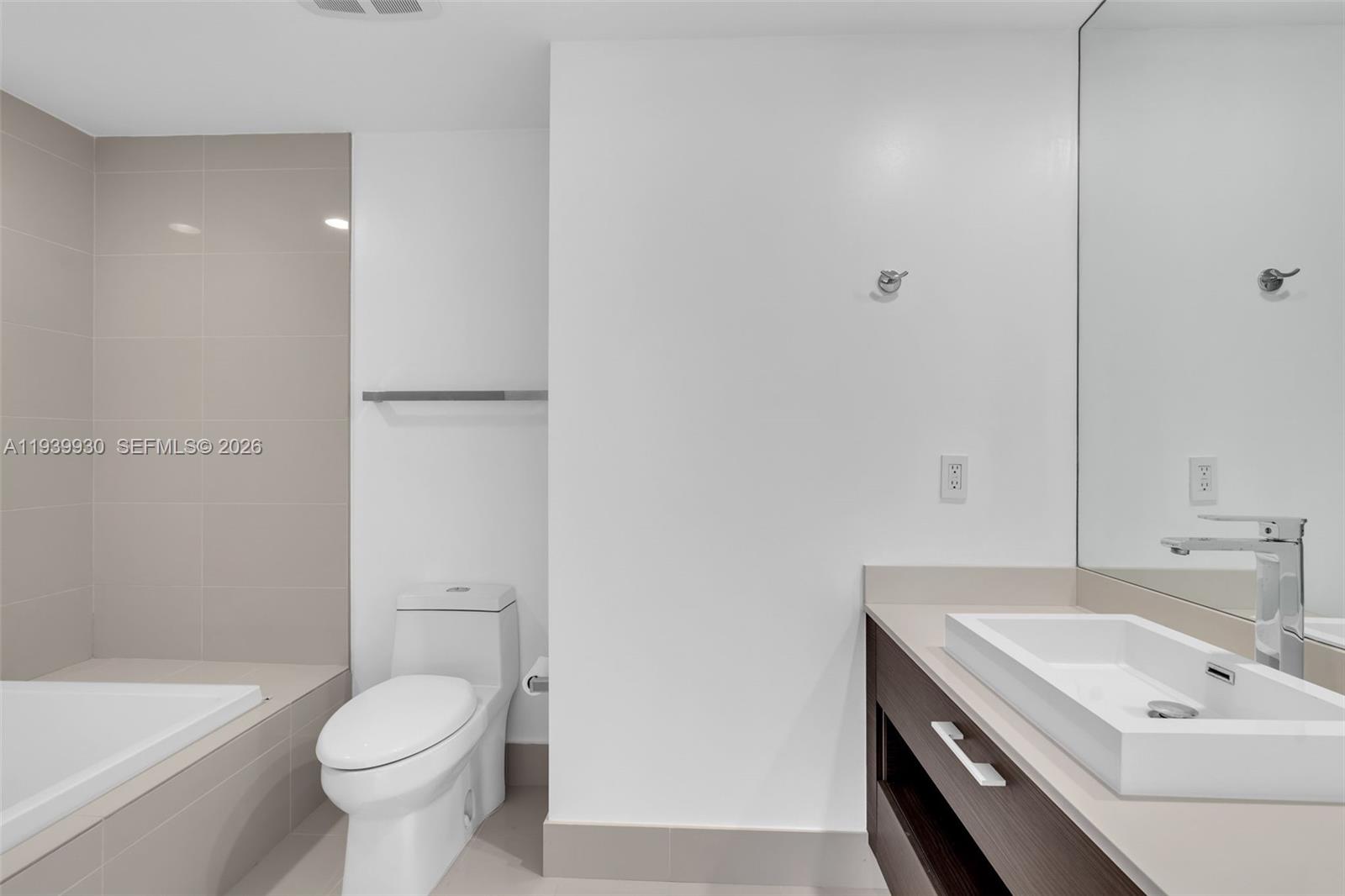 55 SW 9th St #1109, Miami FL 33130