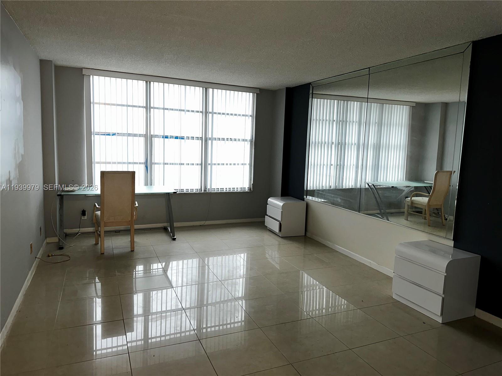 Hollywood FL 33019 - A11939979
