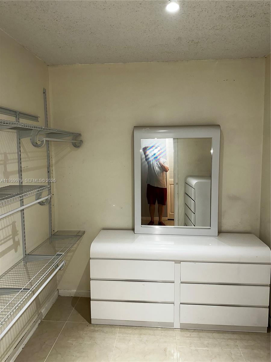Hollywood FL 33019 - A11939979