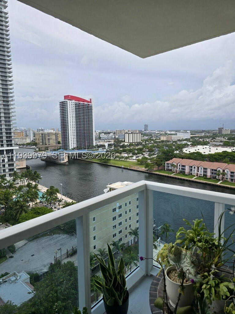 Hollywood FL 33019 - A11939979