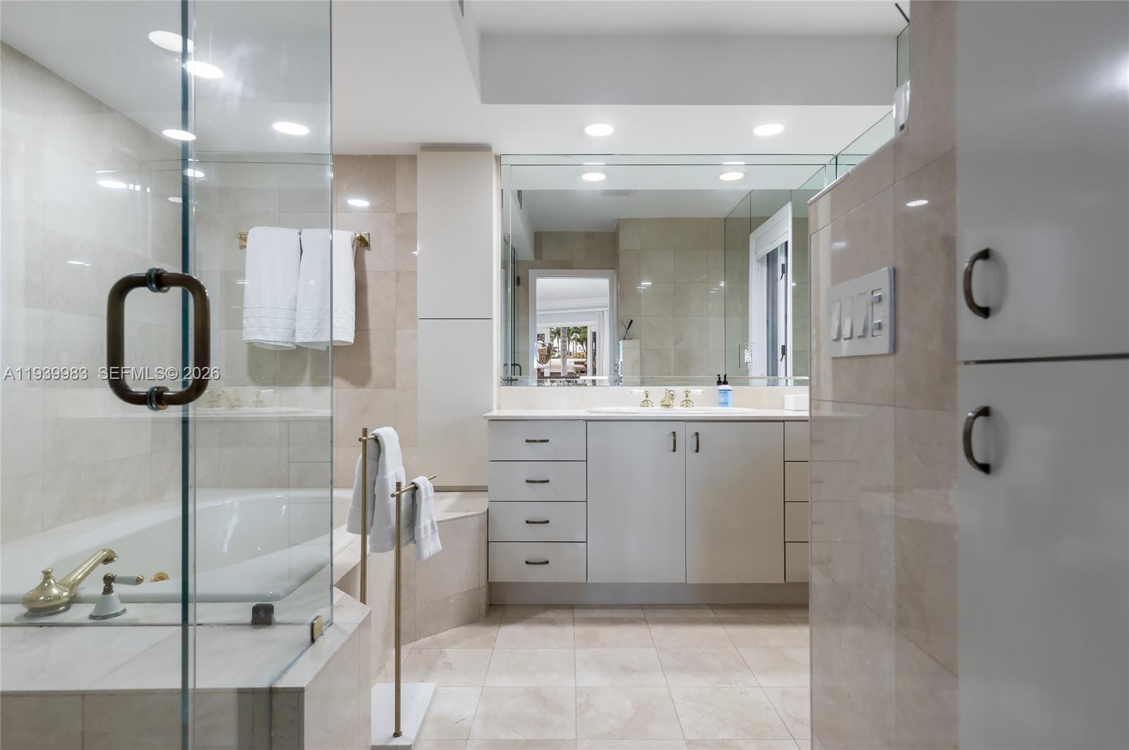 950 S Southlake Dr #950, Hollywood FL 33019
