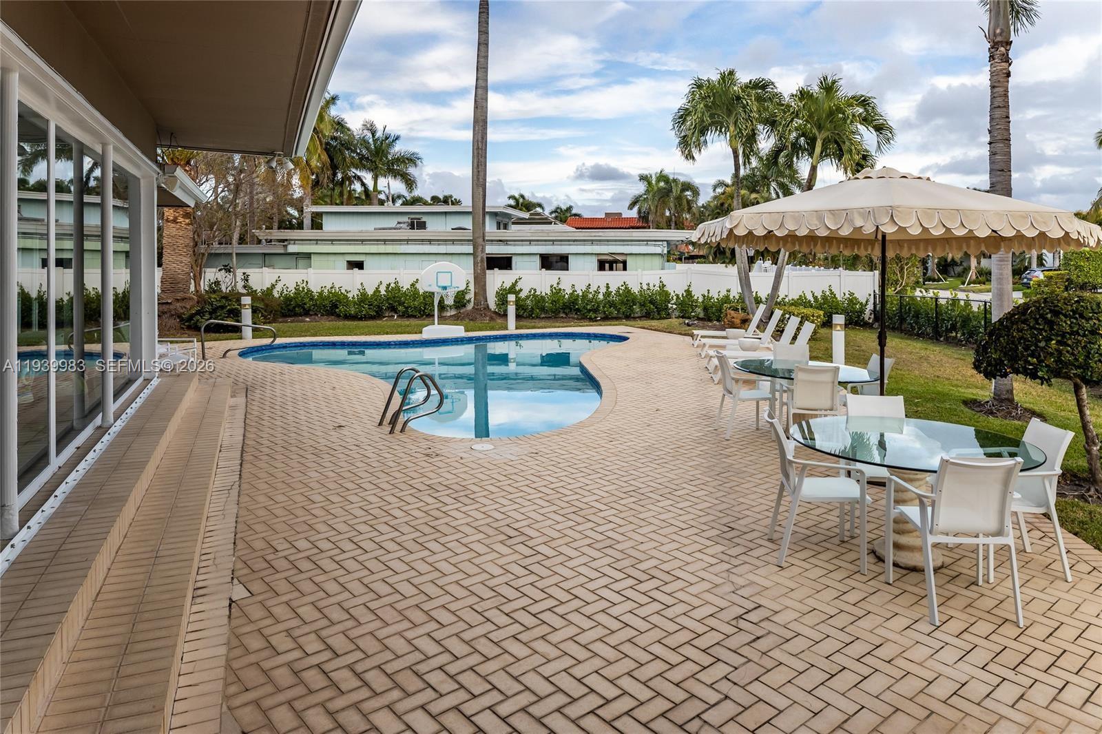 950 S Southlake Dr #950, Hollywood FL 33019