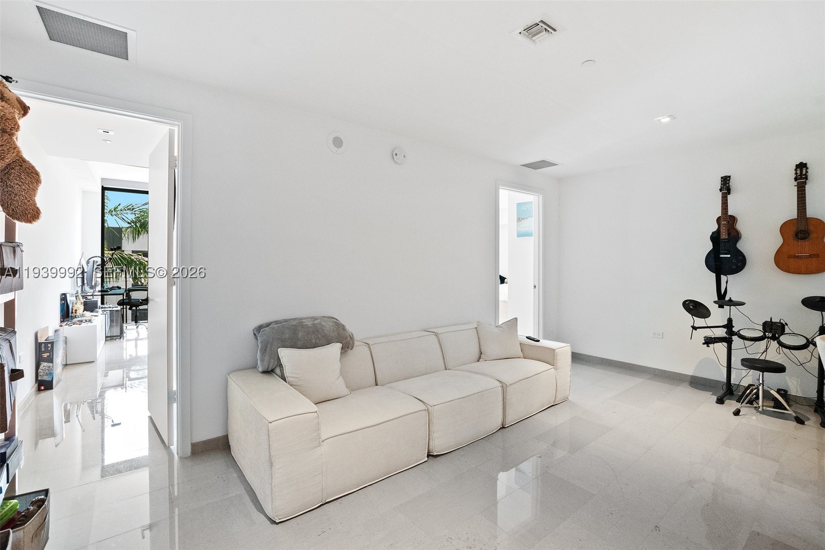 68 SE 6th Street #805, Miami FL 33131