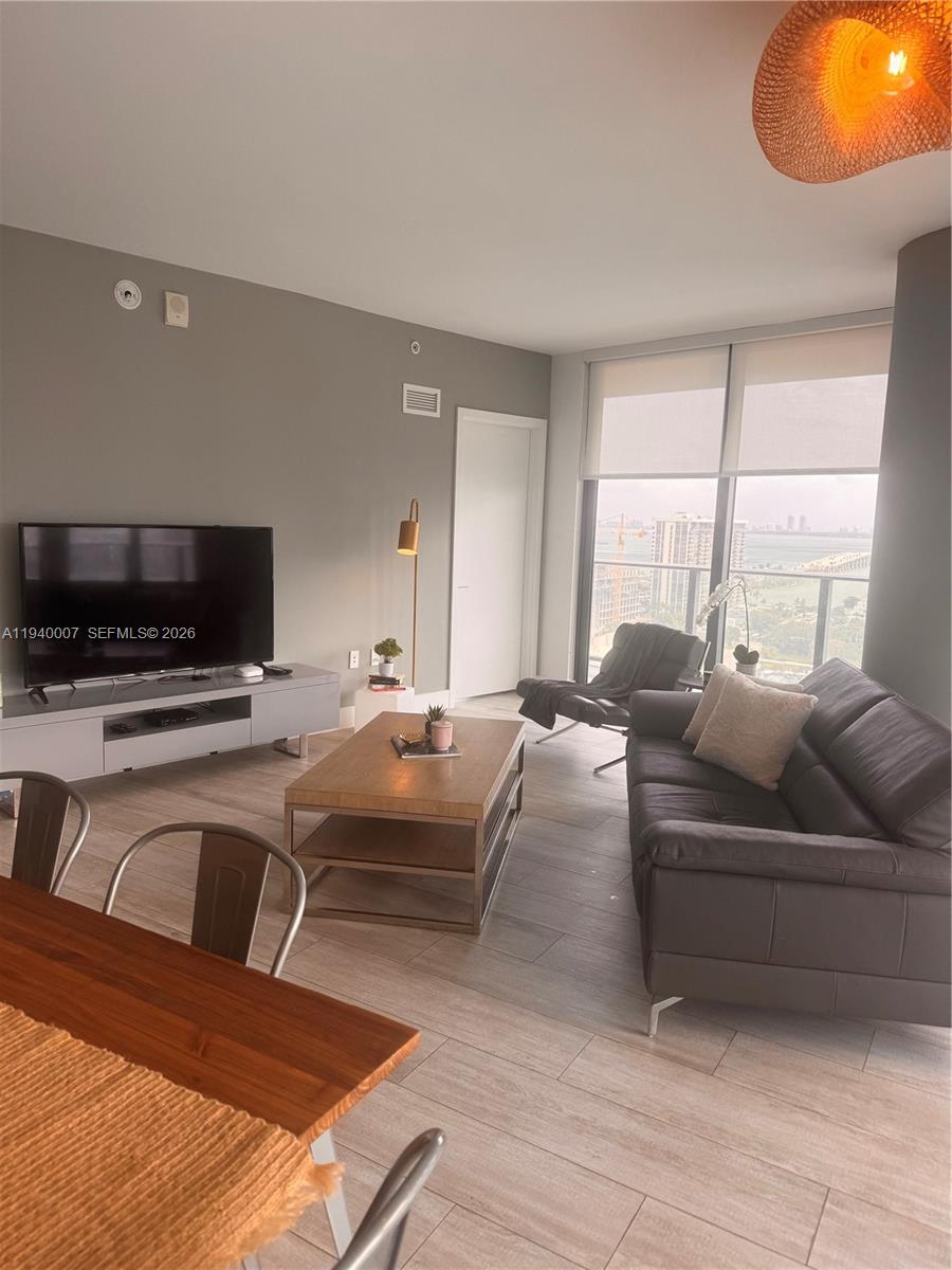 121 NE 34th St #1904, Miami FL 33137
