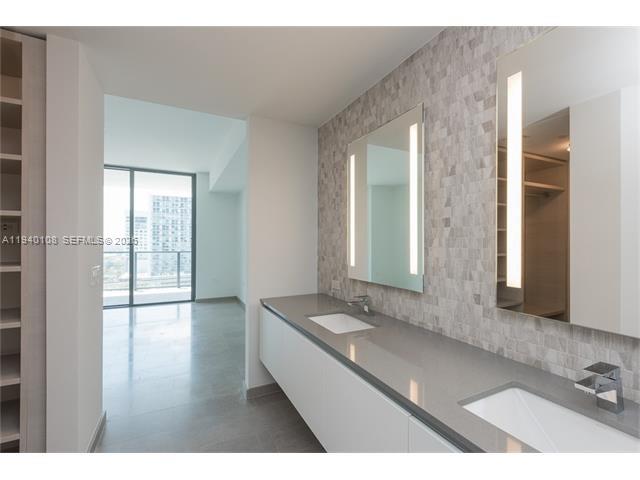68 SE 6th St #3708, Miami FL 33131