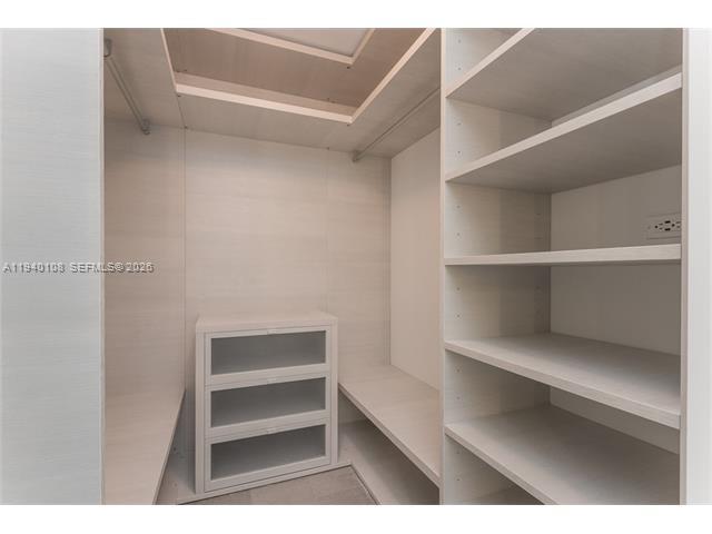 68 SE 6th St #3708, Miami FL 33131
