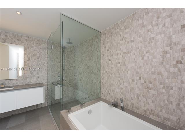 68 SE 6th St #3708, Miami FL 33131