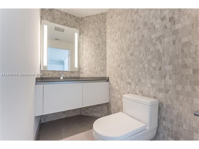 68 SE 6th St #3708, Miami FL 33131