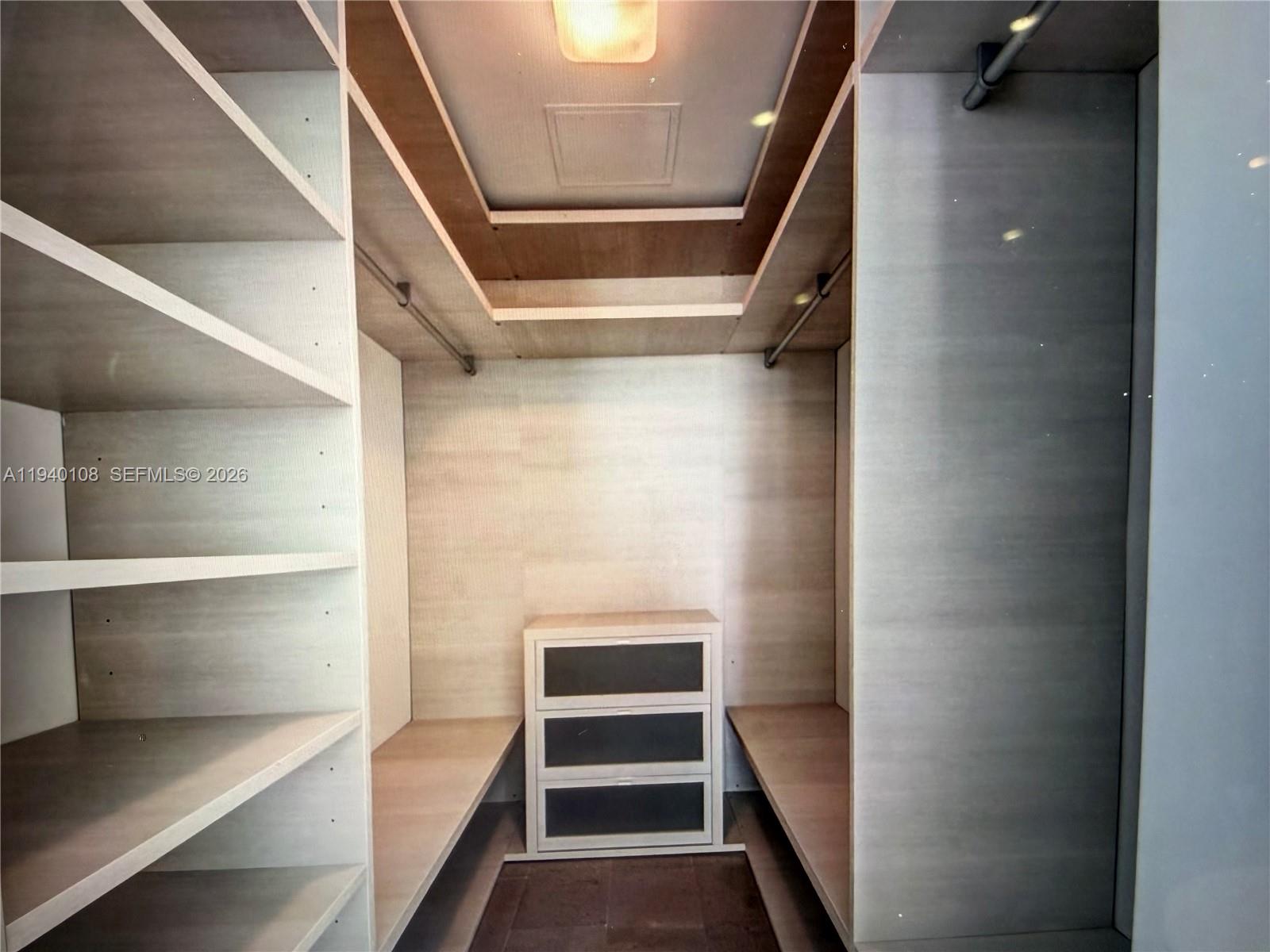 68 SE 6th St #3708, Miami FL 33131