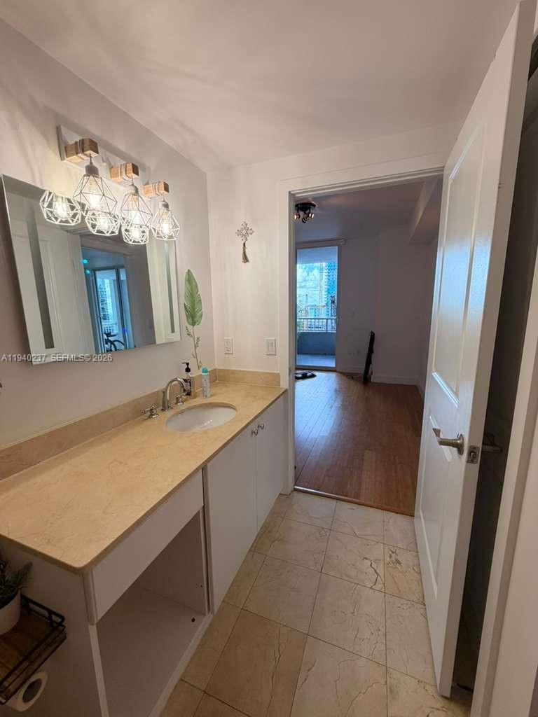 170 SE 14th St #1807, Miami FL 33131