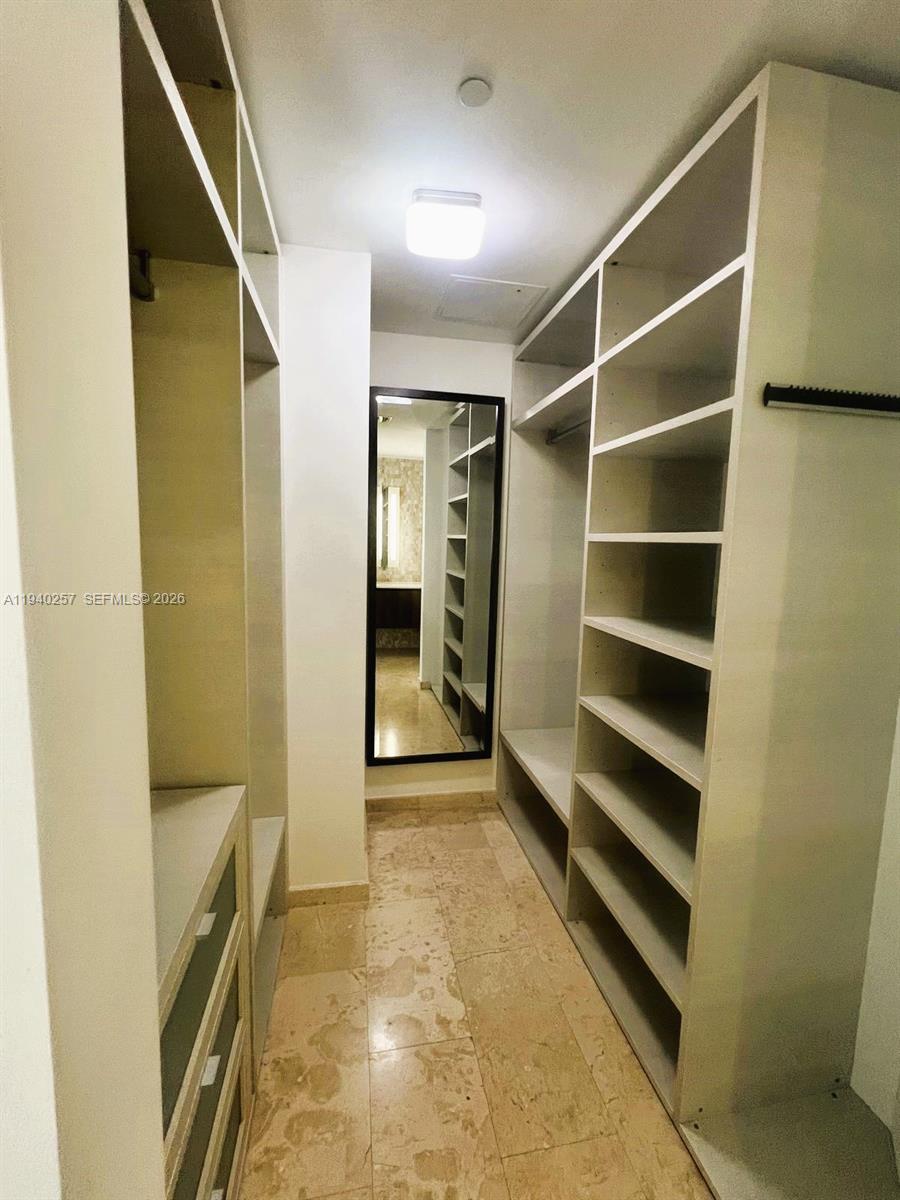 68 SE 6th St #2410, Miami FL 33131