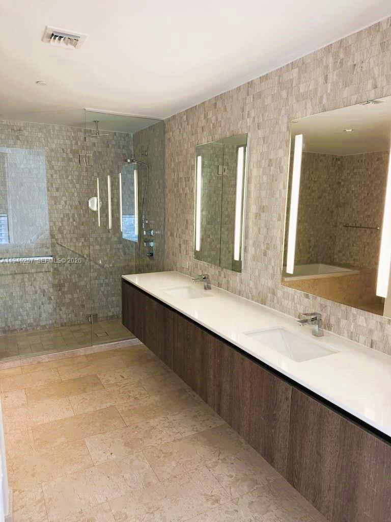 68 SE 6th St #2410, Miami FL 33131