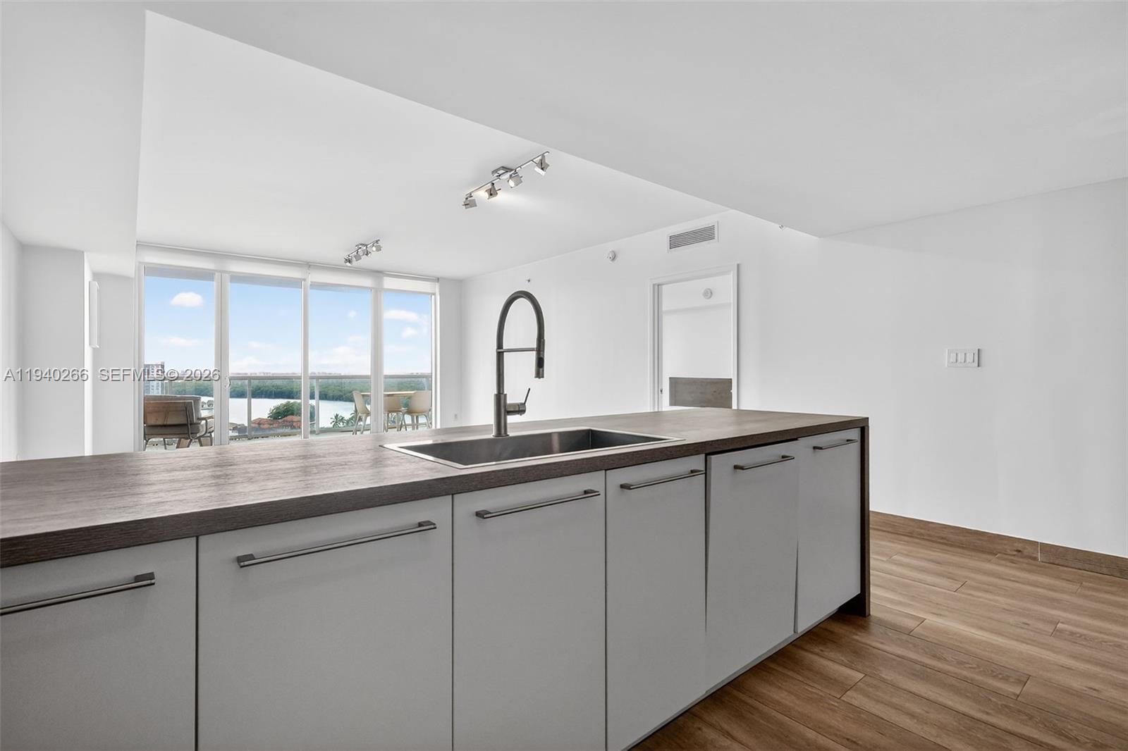 400 Sunny Isles Blvd #1207, Sunny Isles Beach FL 33160
