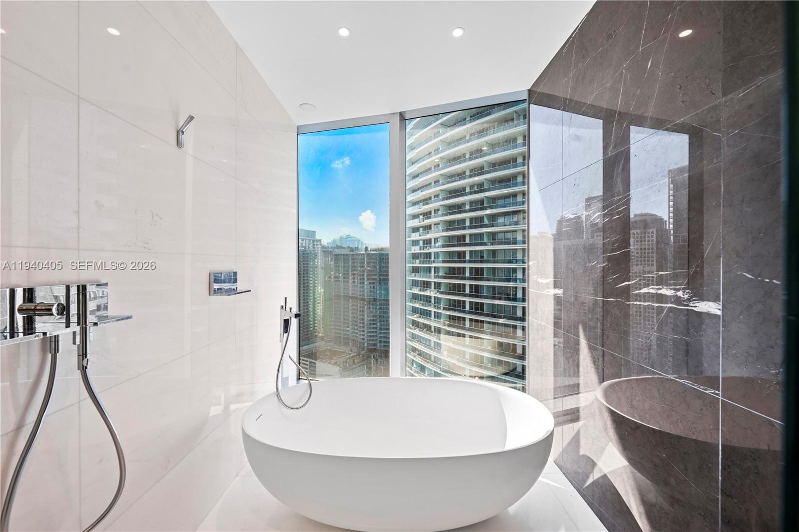 300 Biscayne Blvd Way #3407, Miami FL 33131