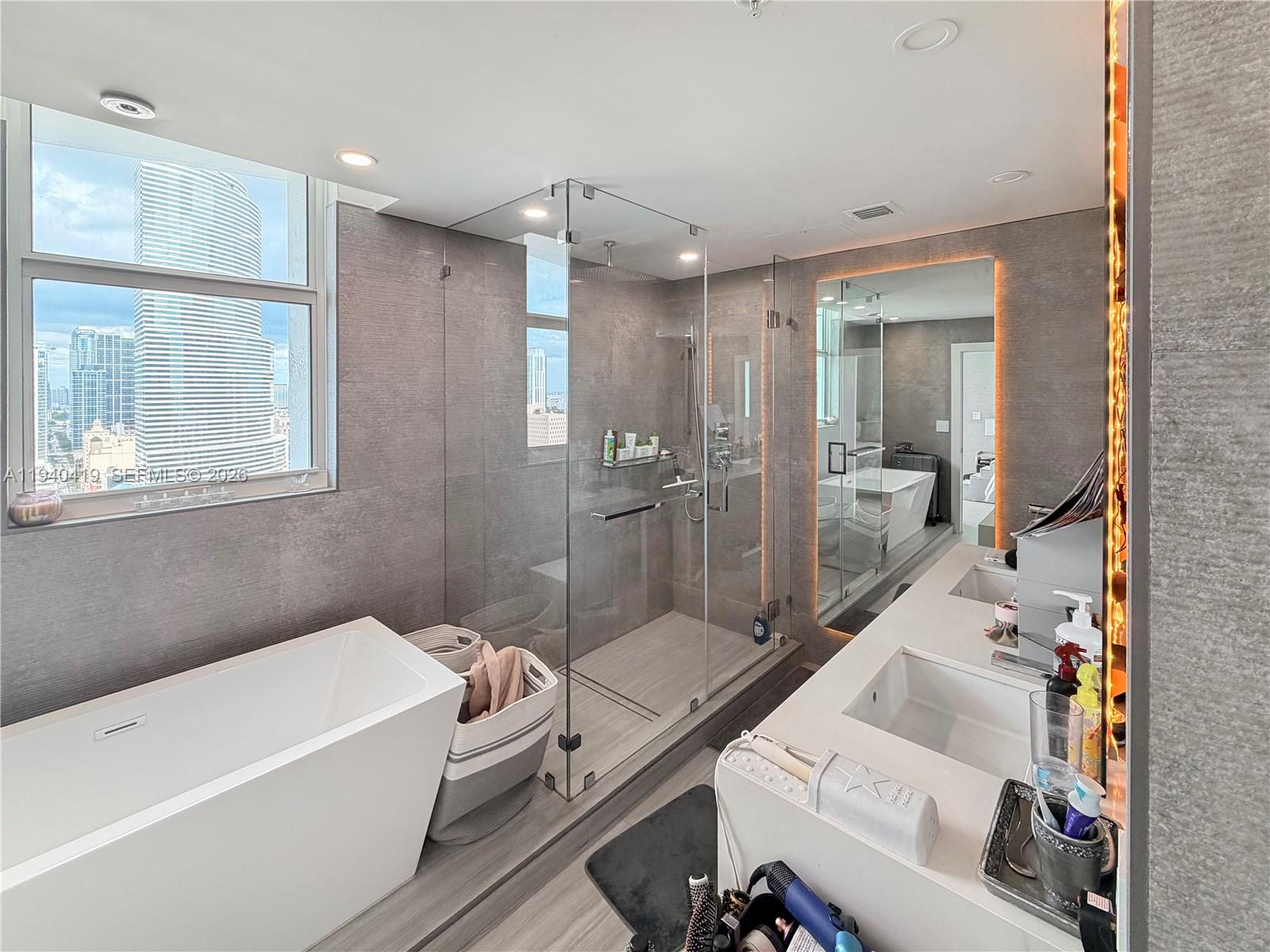 31 SE 5th St #3412, Miami FL 33131
