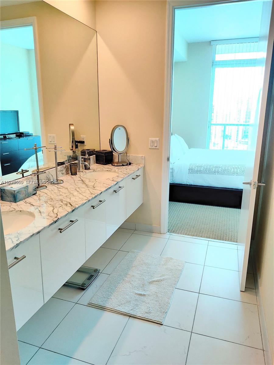 55 SE 6th St #4105, Miami FL 33131