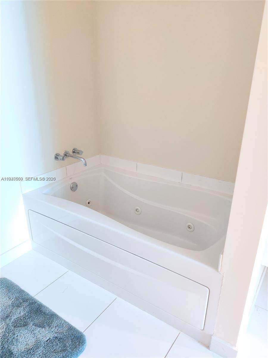 55 SE 6th St #4105, Miami FL 33131