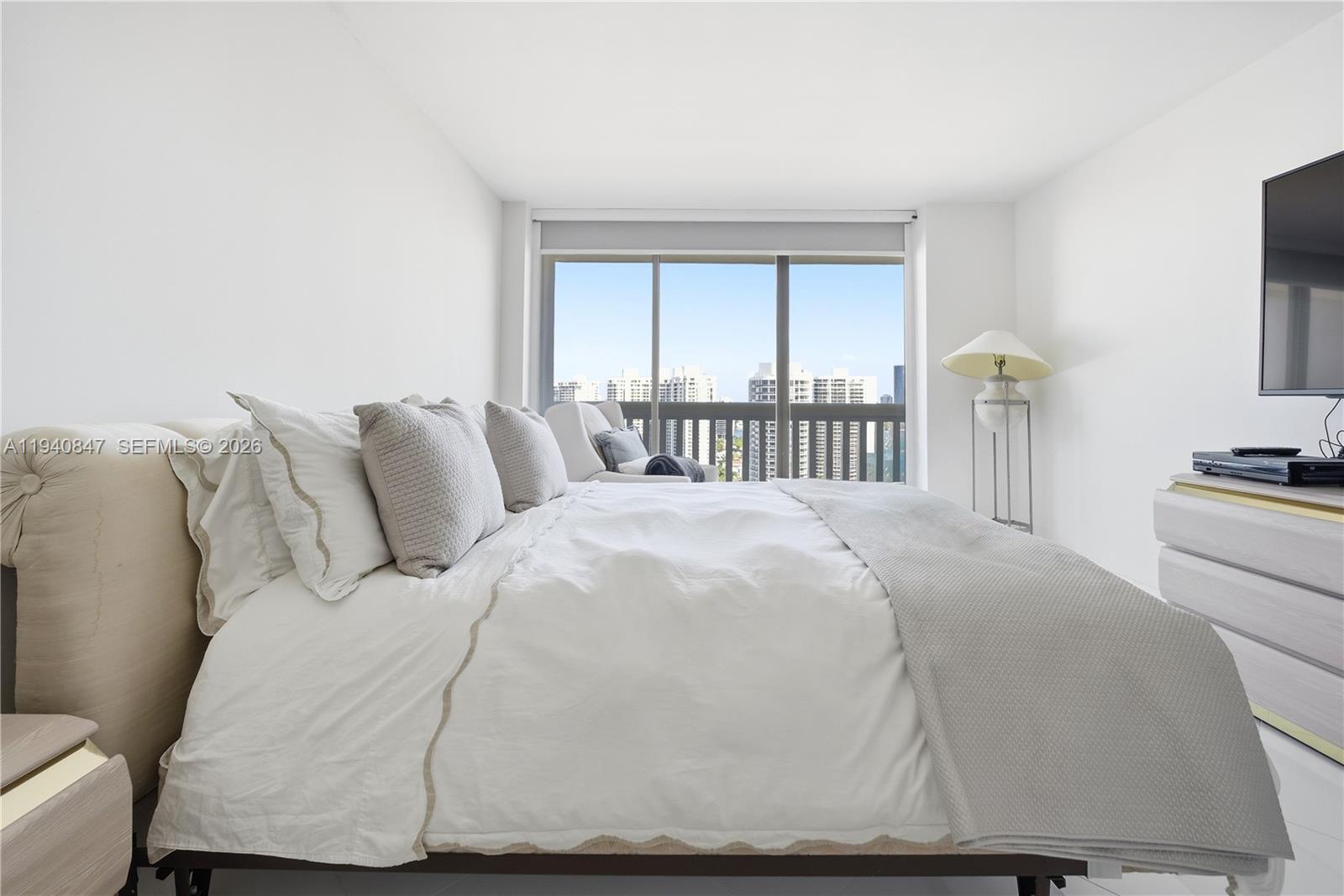 1000 W Island Blvd #2806, Aventura FL 33160