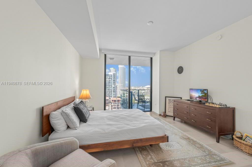 68 SE 6th St #1710, Miami FL 33131