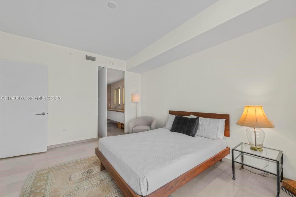 68 SE 6th St #1710, Miami FL 33131
