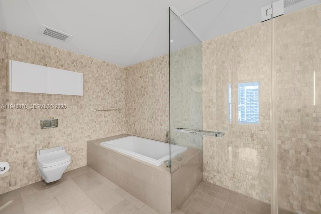 68 SE 6th St #1710, Miami FL 33131