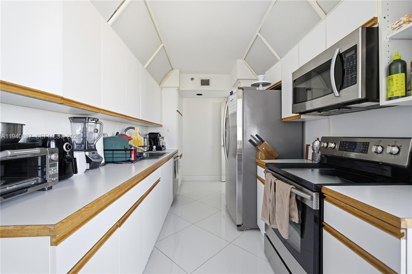 1000 W Island Blvd #2806, Aventura FL 33160