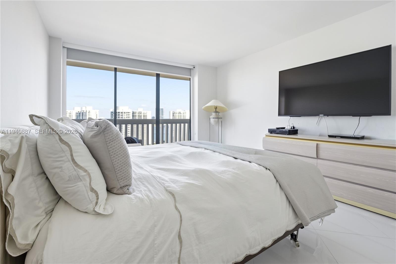 1000 W Island Blvd #2806, Aventura FL 33160