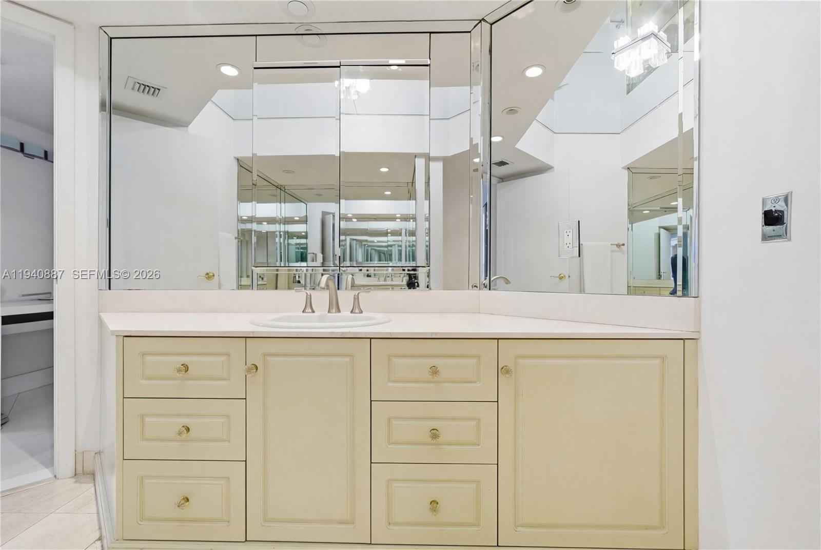 1000 W Island Blvd #2806, Aventura FL 33160