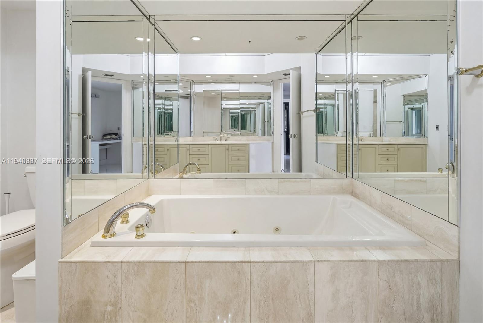 1000 W Island Blvd #2806, Aventura FL 33160