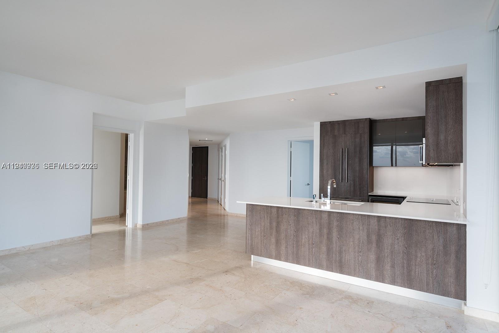 68 SE 6th St #3402, Miami FL 33131