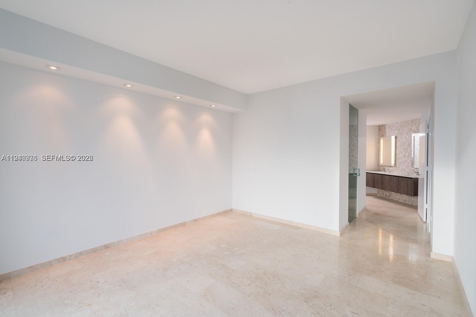 68 SE 6th St #3402, Miami FL 33131