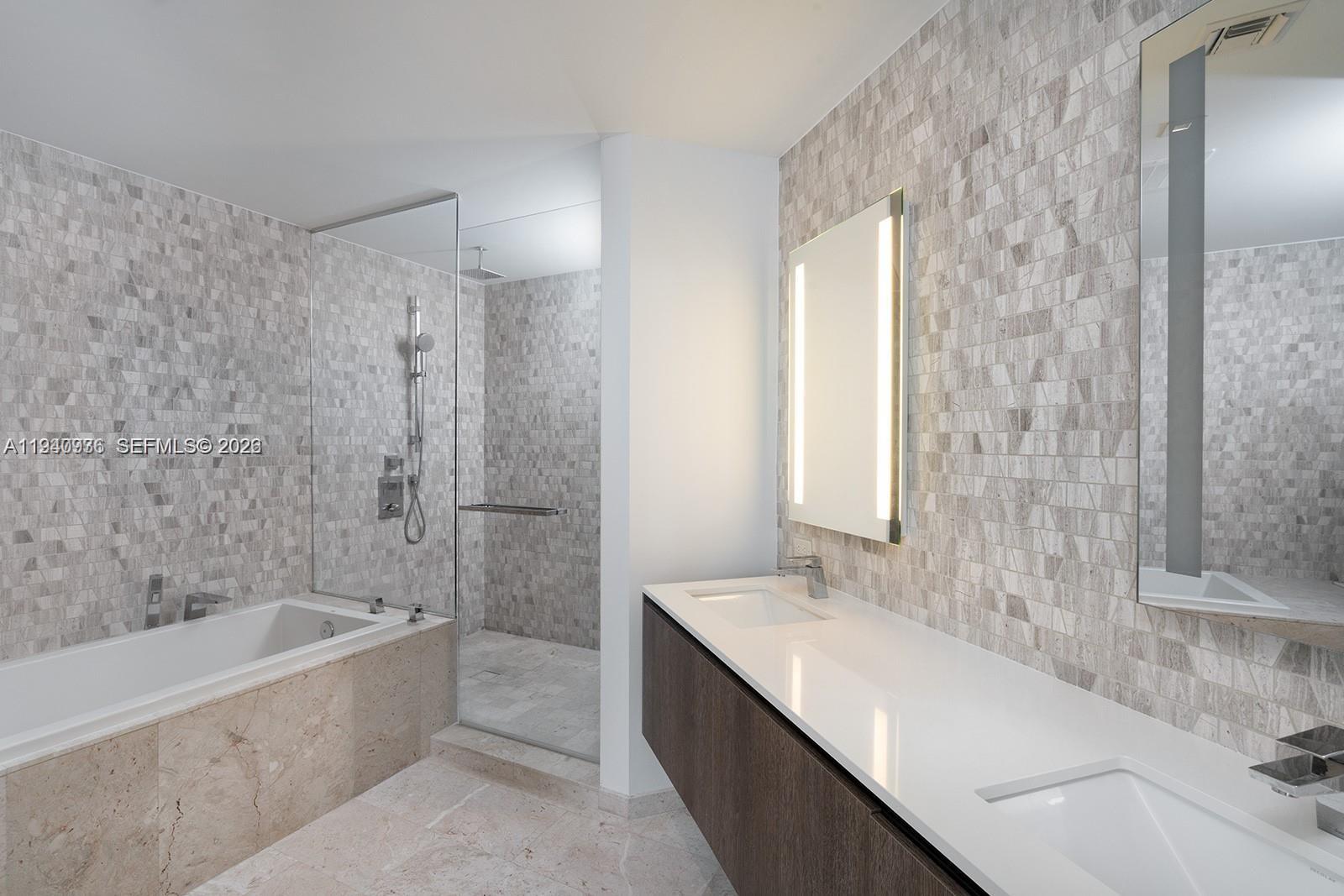 68 SE 6th St #3402, Miami FL 33131