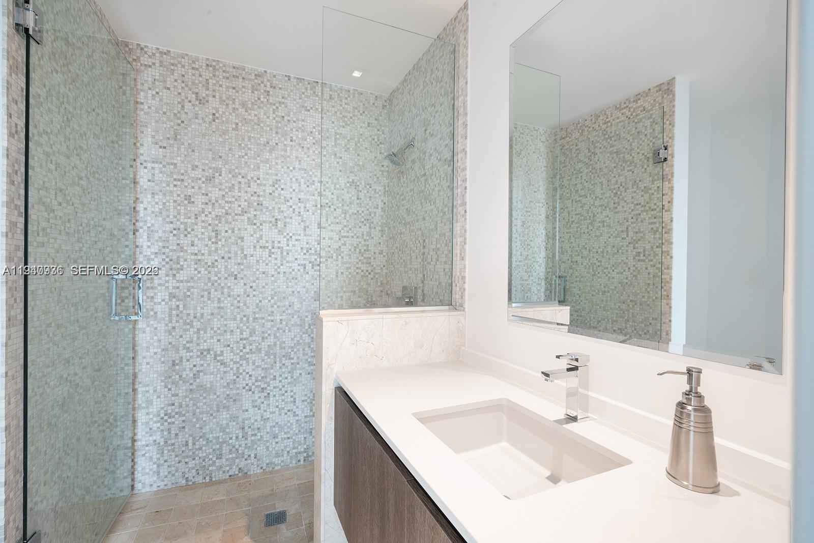68 SE 6th St #3402, Miami FL 33131