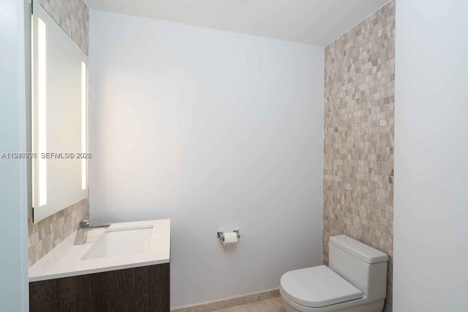 68 SE 6th St #3402, Miami FL 33131