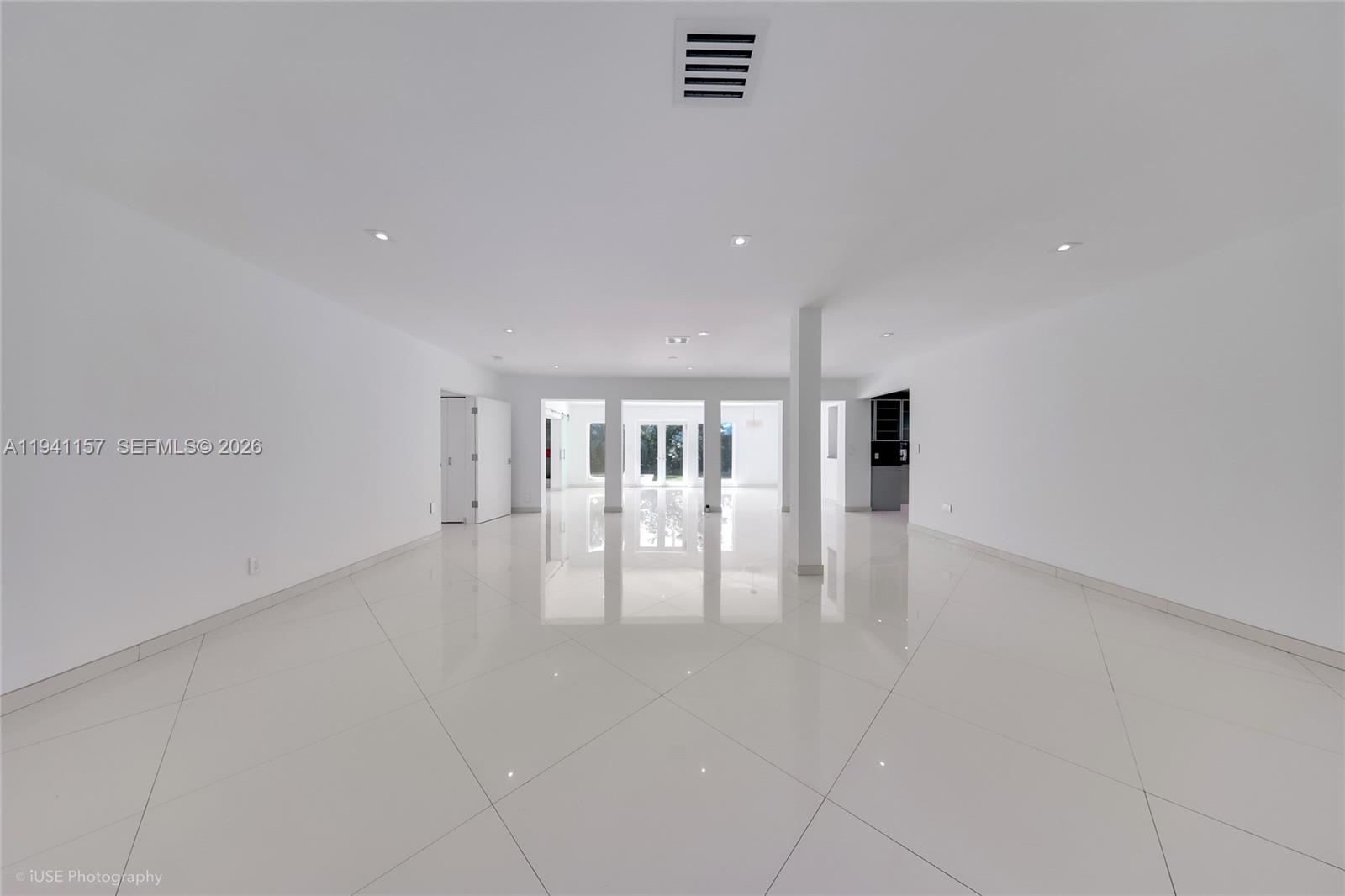 850 N Venetian Dr, Miami FL 33139