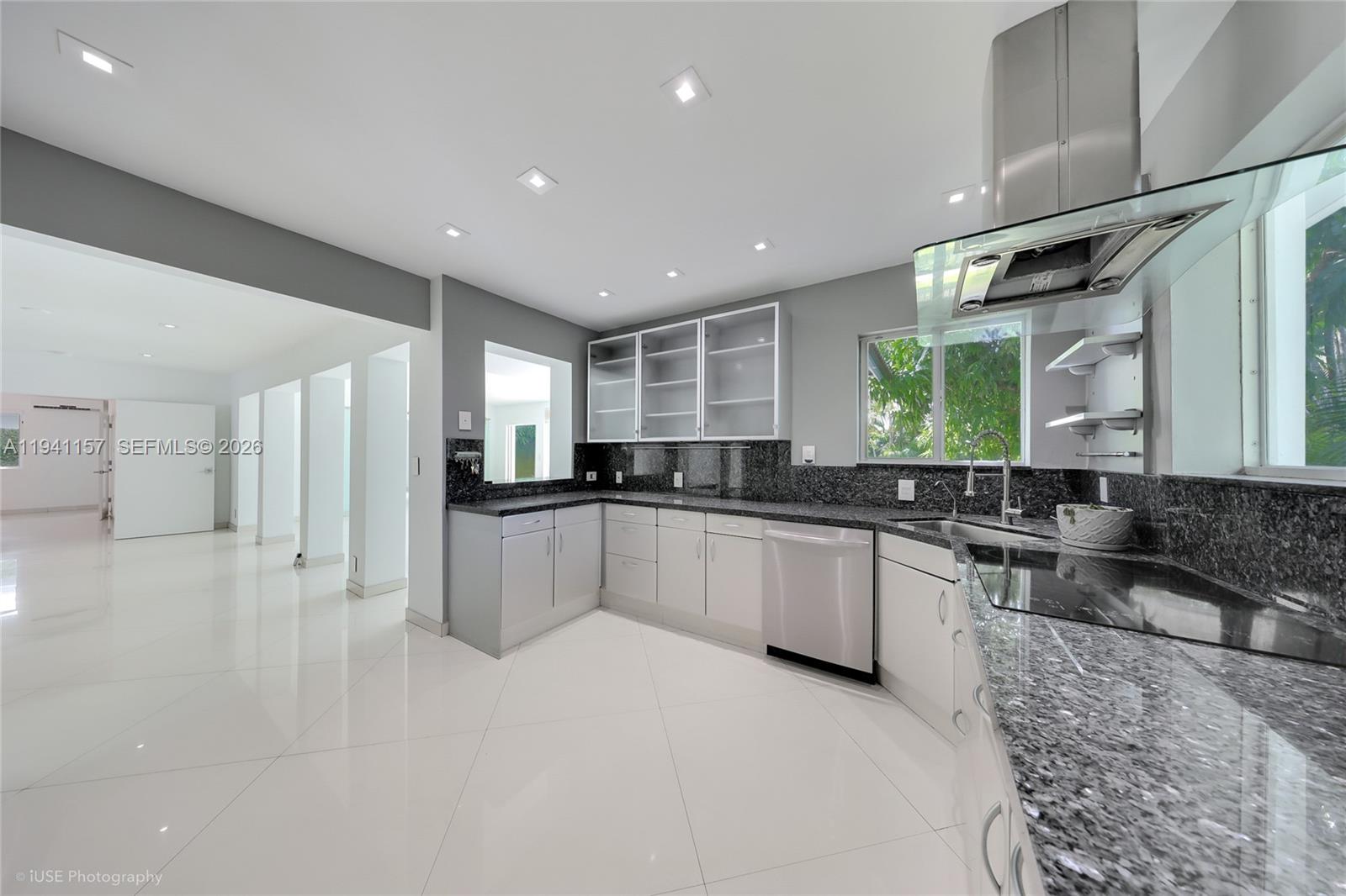 850 N Venetian Dr, Miami FL 33139