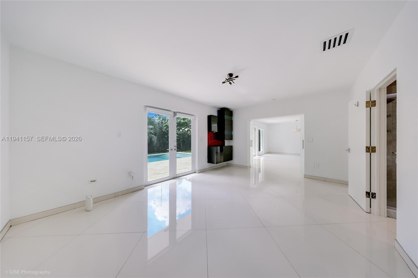 850 N Venetian Dr, Miami FL 33139