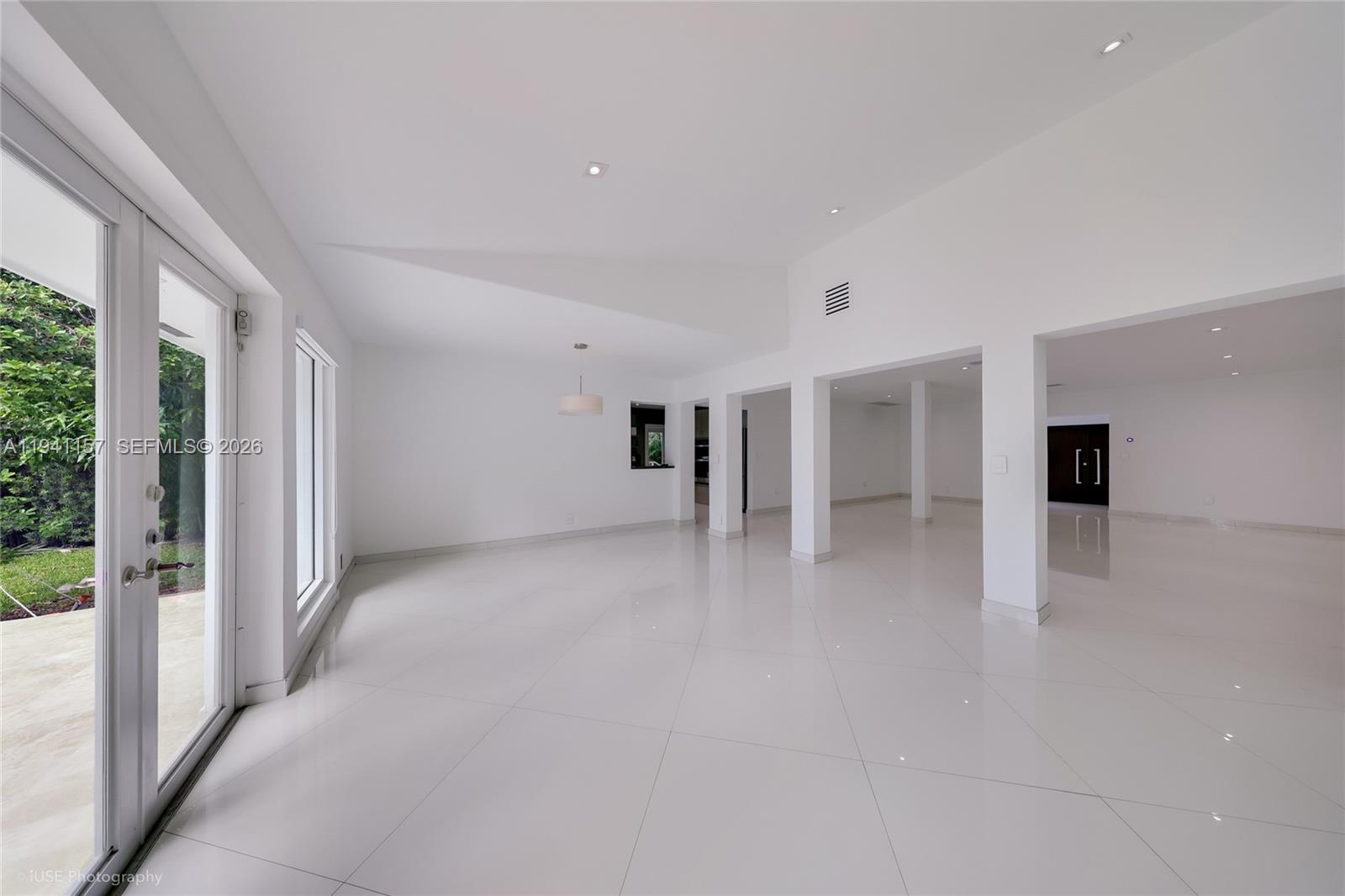 850 N Venetian Dr, Miami FL 33139
