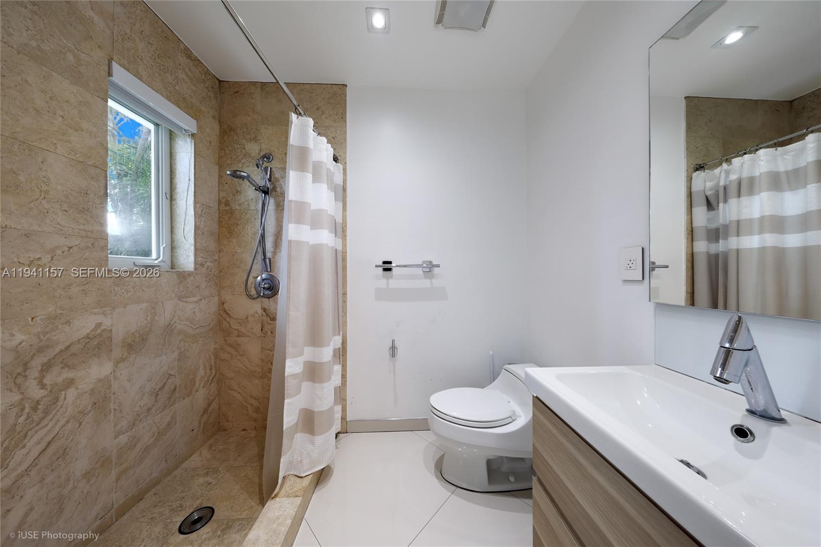 850 N Venetian Dr, Miami FL 33139