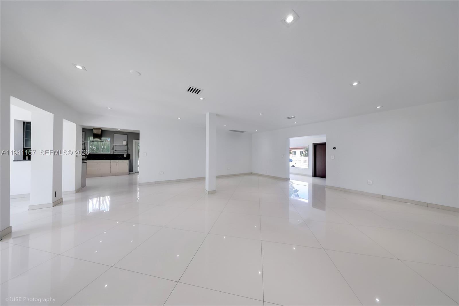850 N Venetian Dr, Miami FL 33139