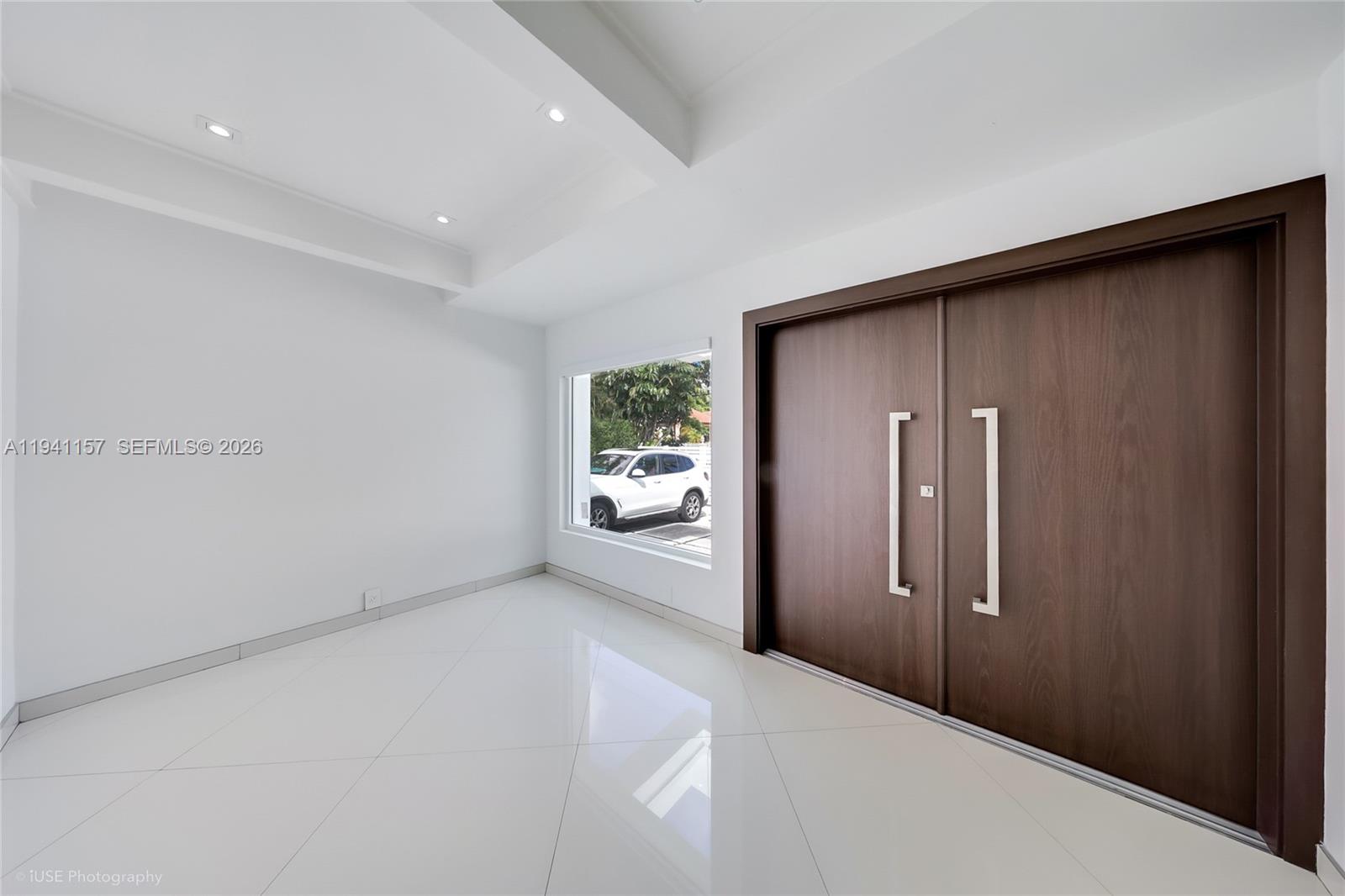 850 N Venetian Dr, Miami FL 33139