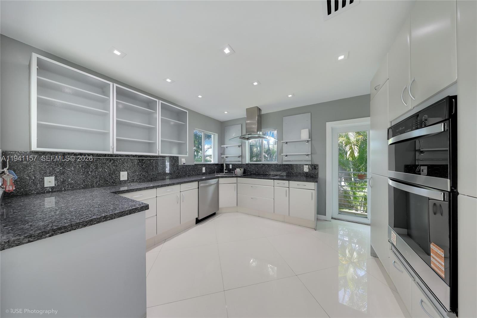 850 N Venetian Dr, Miami FL 33139