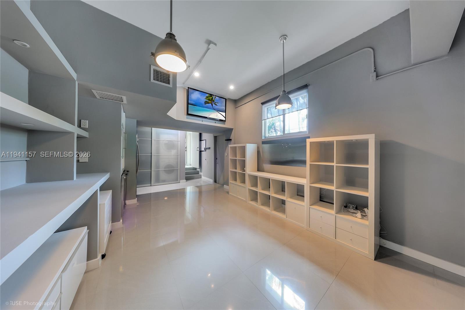 850 N Venetian Dr, Miami FL 33139