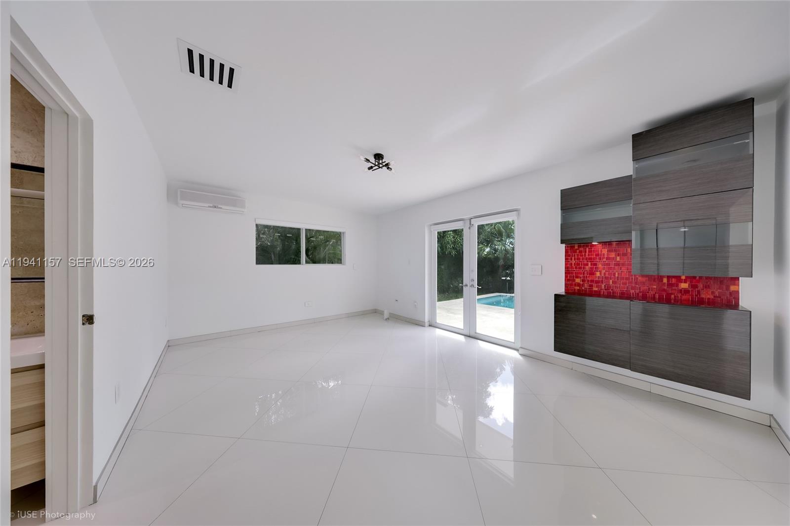 850 N Venetian Dr, Miami FL 33139