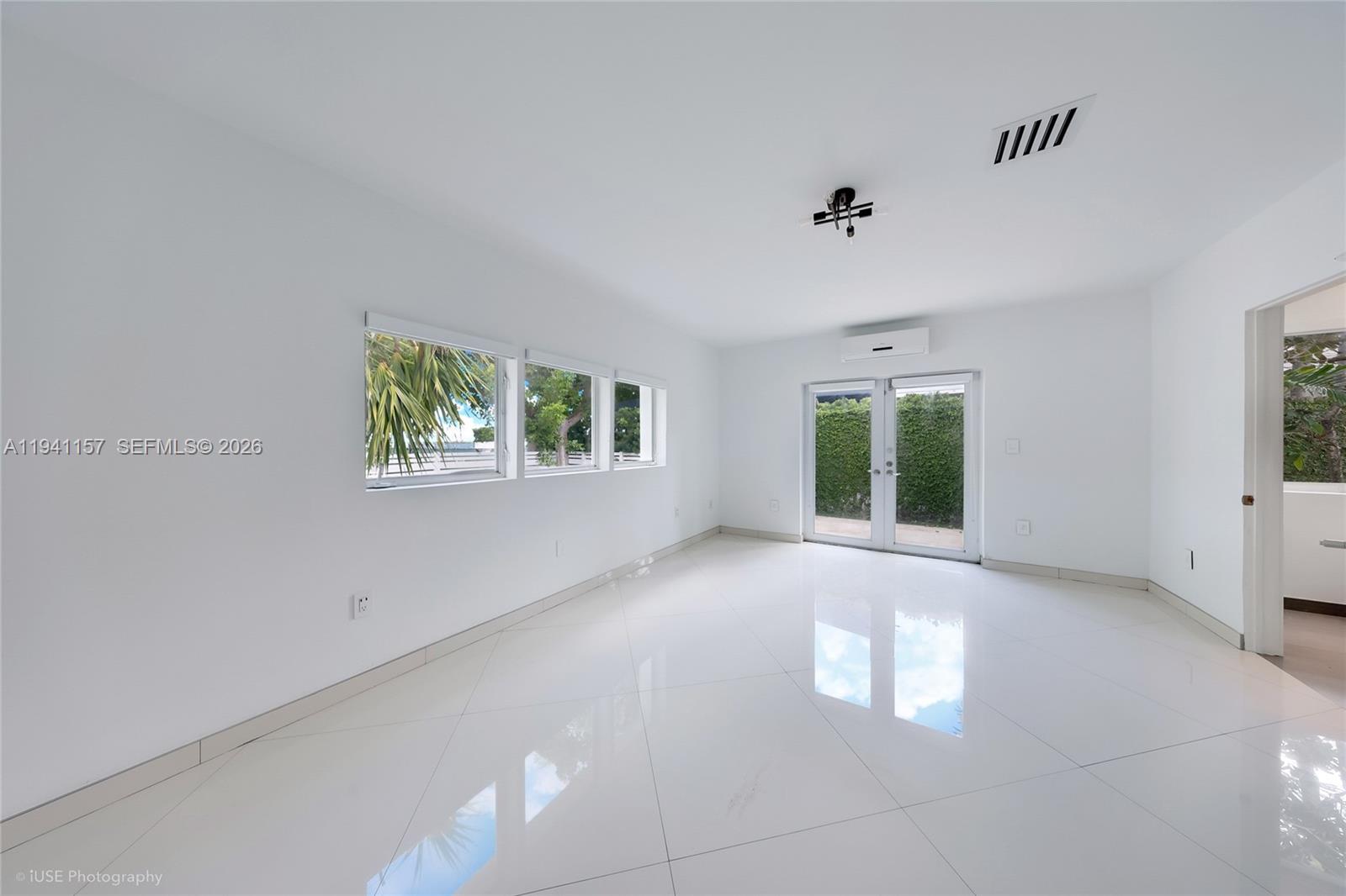850 N Venetian Dr, Miami FL 33139