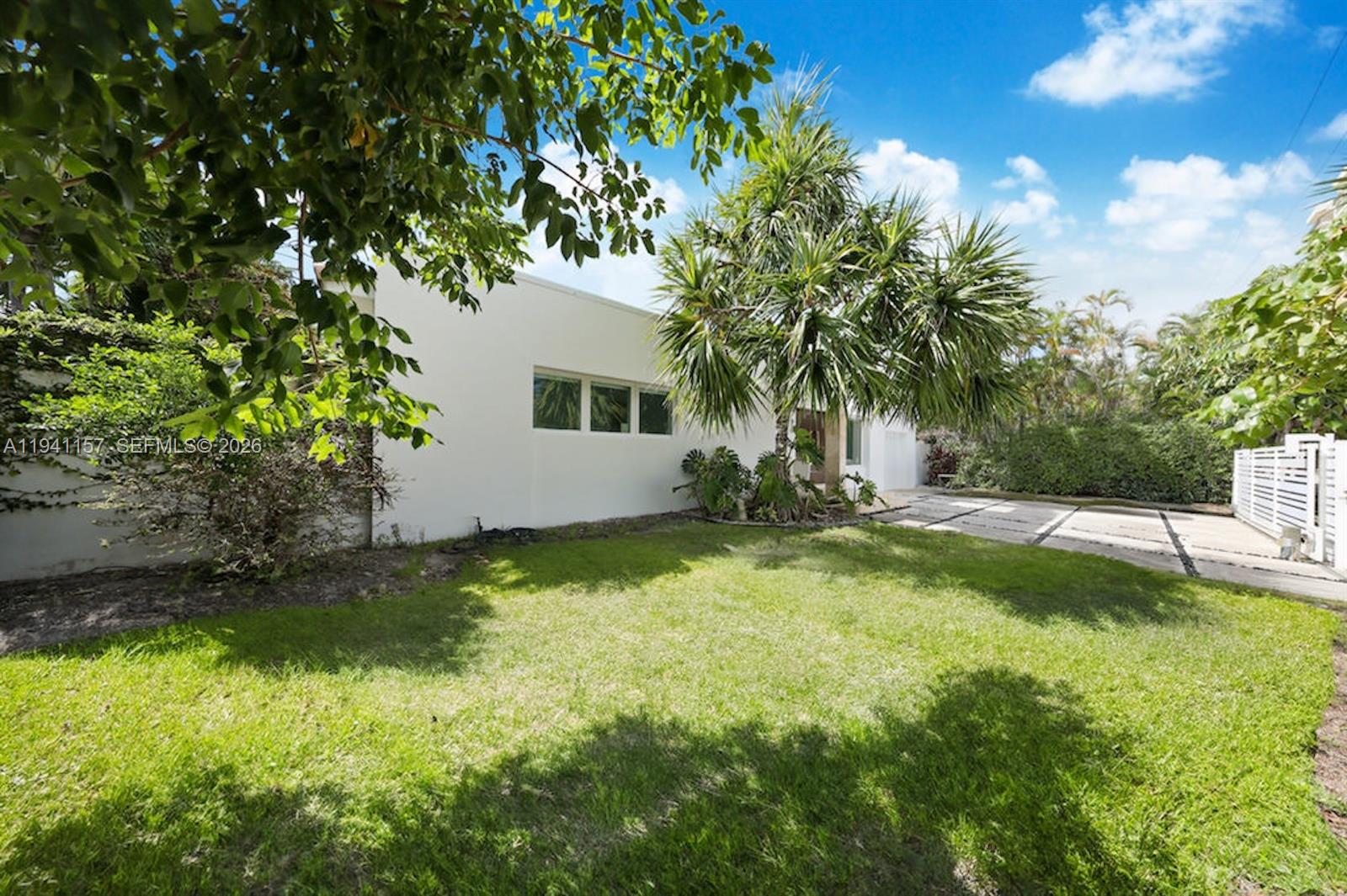 850 N Venetian Dr, Miami FL 33139