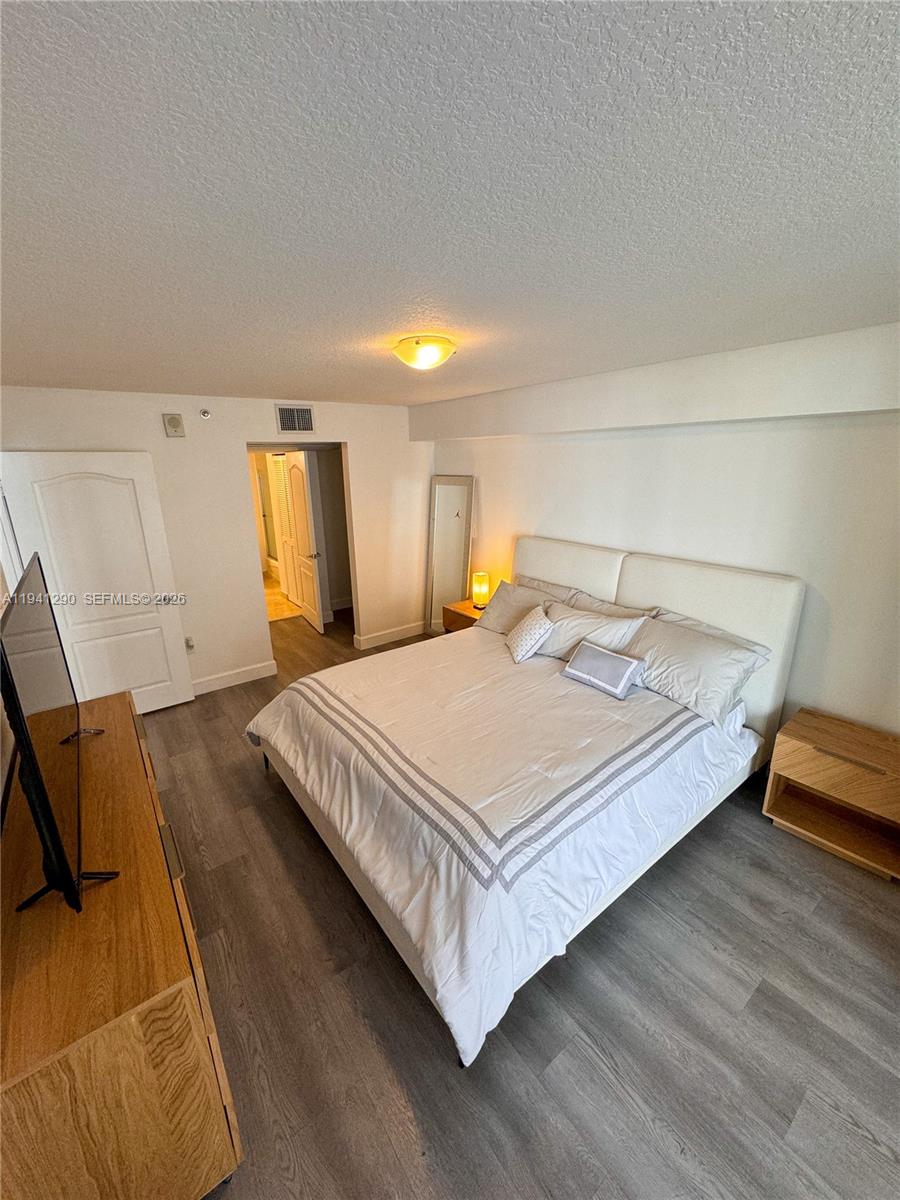 1200 Brickell Bay Dr #1708, Miami FL 33131